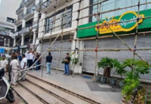 जमशेदपुर के बिंदल मॉल में ताबड़तोड़ फायरिंग होने से चार लोग घायल हो गए