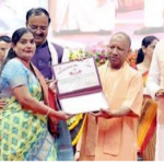 योगी सरकार ने प्रदेश की आंगनबाड़ी कार्यकत्रियों और सहायिकाओं को हर साल तीन साड़ियां देने का निर्णय लिया
