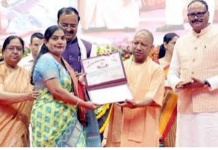 योगी सरकार ने प्रदेश की आंगनबाड़ी कार्यकत्रियों और सहायिकाओं को हर साल तीन साड़ियां देने का निर्णय लिया