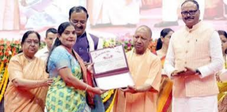 योगी सरकार ने प्रदेश की आंगनबाड़ी कार्यकत्रियों और सहायिकाओं को हर साल तीन साड़ियां देने का निर्णय लिया